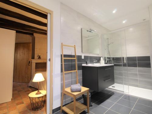 une salle de bain avec un lavabo et un miroir dans l'établissement Maison de bourg cosy avec cour privée, proche Zoo de la Flèche et bords de Loire, idéale famille/am. - FR-1-622-29, à Baugé