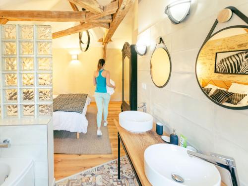 Koupelna v ubytování Château historique avec jardin, spa et salle de sport, idéal pour séminaires ou séjours détente - FR-1-426-516