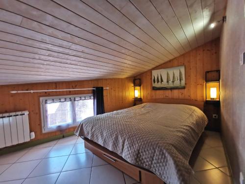 a bedroom with a bed in a room with a ceiling at Charmant Gîte Rénové avec Sauna en Haute-Loire, Parfait pour Randonnées et Repos - FR-1-582-344 in Saint-Just-près-Brioude