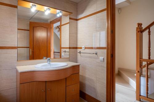 uma casa de banho com um lavatório, um espelho e uma banheira em AT130 Pintor Fortuny em Creixell