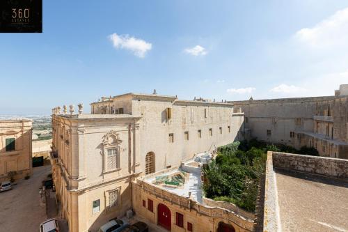 une vue aérienne sur une ville avec des bâtiments dans l'établissement Palazzo EL Cattedrale in historic MDINA by 360 Estates, à Mdina