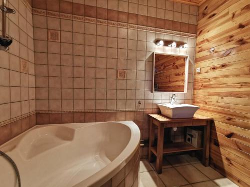 A bathroom at Gîte Craponne-sur-Arzon, 6 pièces, 10 personnes - FR-1-582-346