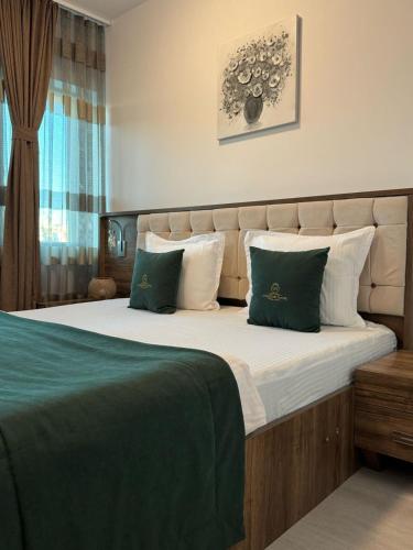 Postel nebo postele na pokoji v ubytování Uniluxury Hotel Prishtina
