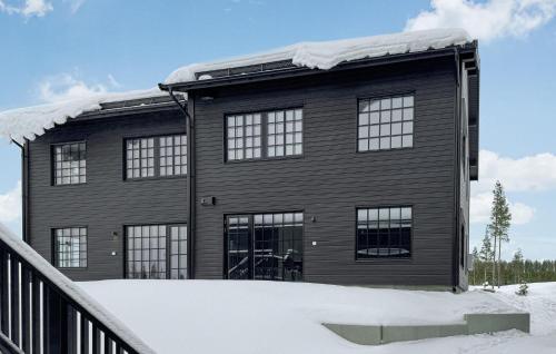 Casa grande con ventanas en la nieve en Stunning Apartment In Idre With Sauna, en Idre