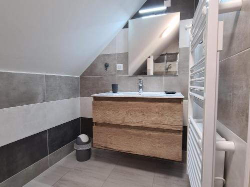 baño con lavabo y escalera en Gîte Chevannes, 4 pièces, 6 personnes - FR-1-590-244, en Chevannes