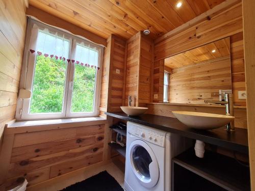 La salle de bains est pourvue de 2 lavabos et d'un lave-linge/sèche-linge. dans l'établissement Charmant appartement 85 m² près des pistes, terrasse et parking privé, équipements complets. - FR-1-589-410, à La Bresse