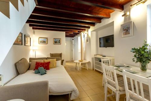 Charming 2 Bedroom Apartment at Plaza el Salvador by OCityzen