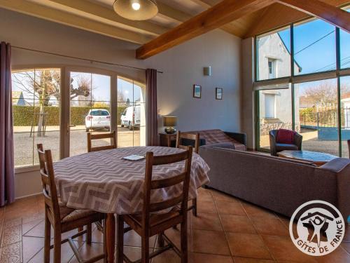 un salon avec une table et un canapé dans l'établissement Charmant Gîte en Bord de Loire avec Jardin, Proche de Saumur et des Châteaux - FR-1-622-39, à Saint-Martin-de-la-Place