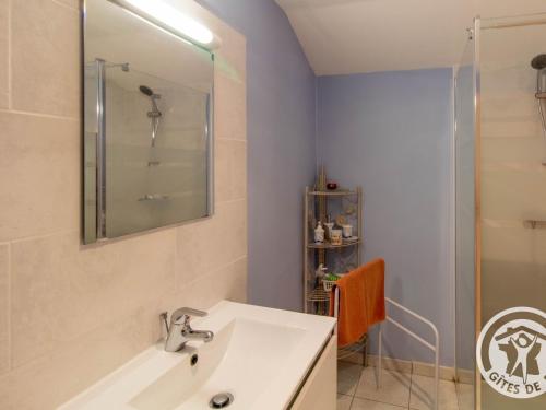 Kúpeľňa v ubytovaní Gîte familial près de la Loire avec grand jardin, parking privé, proche Saumur et activités nautiques - FR-1-622-40