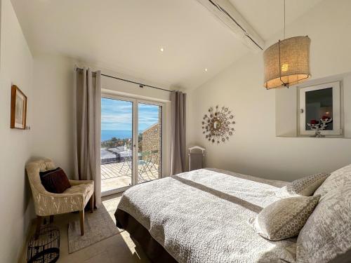 une chambre avec un lit et une grande fenêtre dans l'établissement Mas La Rose Sauvage - magnificent Luberon views, à Murs