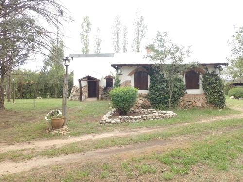 a small house in a yard next to a dirt road at Luna Azul in Nono