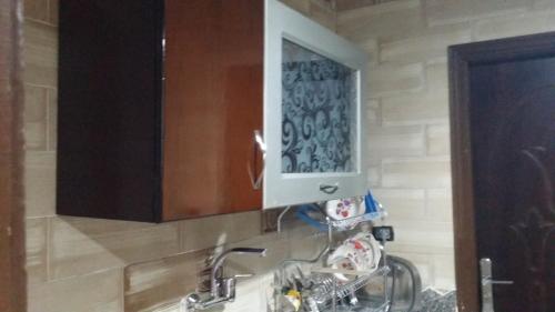 een badkamer met een wastafel en een spiegel erboven bij Nile House in Abu Simbel