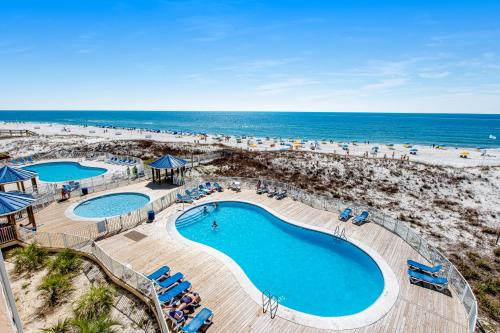 una vista aérea de dos piscinas en la playa en Sugar Beach en Gulf Shores