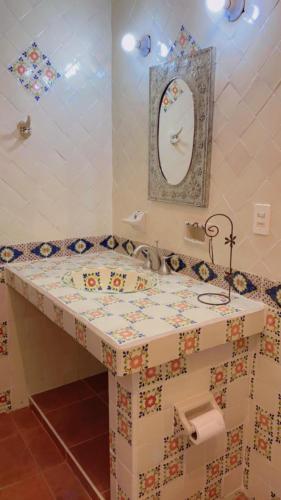 bagno con lavandino e specchio di Hacienda de Comodejé a Huichapan