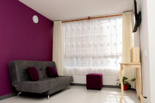 sala de estar con sofá y ventana en Apartamento cerca centro bogota, en Bogotá