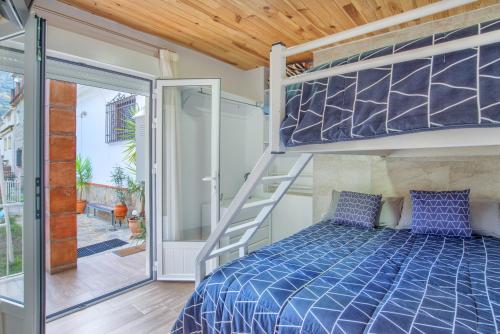 Poschodová posteľ alebo postele v izbe v ubytovaní Casa Rural Nacimiento 2