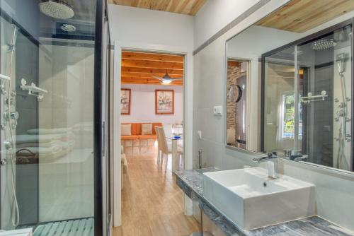 La salle de bains est pourvue d'un lavabo et d'une douche. dans l'établissement Casa Rural Nacimiento 2, à Benaoján