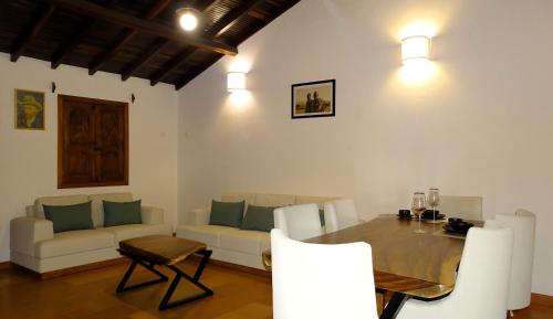 sala de estar con mesa y sofá en Hermosa y Acogedora Casa de Descanso & Mirador, en Barichara