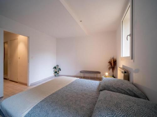 Postel nebo postele na pokoji v ubytování Cosy Triplex 120m2 Terrasse au Panier vue Major Vieux Port 7 couchages option Parking