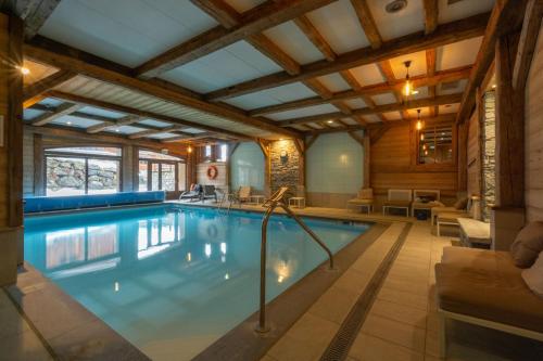 - une piscine dans une maison dotée d'un grand plafond dans l'établissement Appartement B56 - Eco Le Ruitor, à Sainte-Foy-Tarentaise