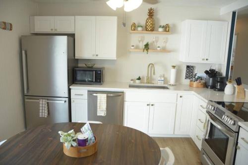 Una cocina o cocineta en Eagle's Beach Nest