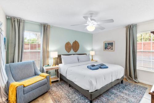 um quarto com uma cama e uma cadeira em 4BR house, 2 blocks from the beach em Saint Augustine
