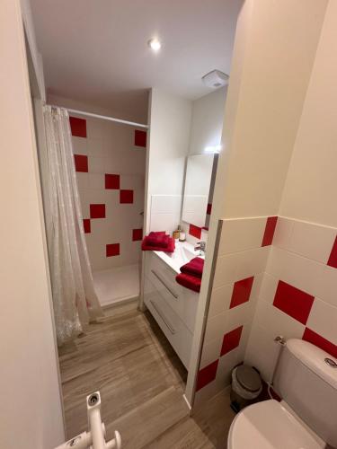 uma pequena casa de banho com WC e lavatório em lamaisondemamere em Tournon-sur-Rhône