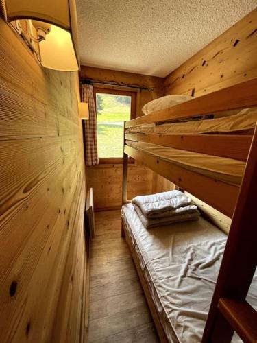 - une chambre avec 2 lits superposés dans une cabine dans l'établissement Superb studio Terrace Ski in Montchavin, à La Plagne Tarentaise