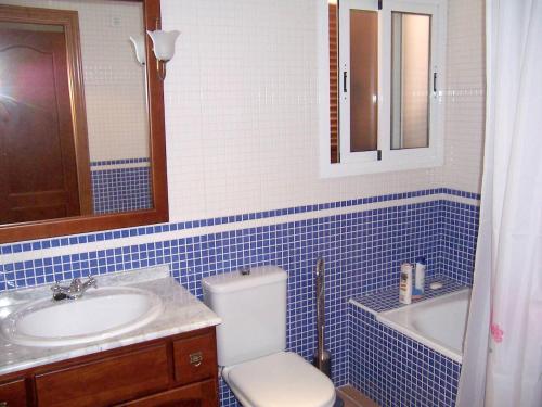 uma casa de banho com um WC, um lavatório e um espelho. em 3 bedrooms villa with shared pool terrace and wifi at Vera 3 km away from the beach em Vera