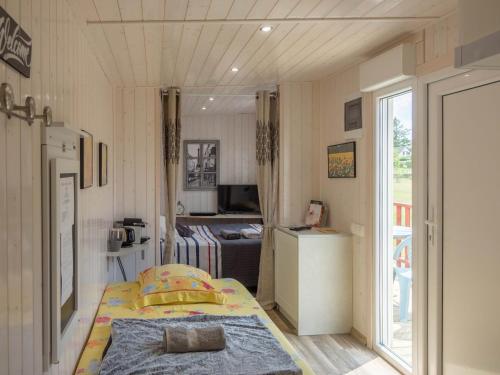 a small bedroom with a bed and a kitchen at Guestroom Noyers, 1 pièce, 2 personnes - FR-1-590-266 in Noyers