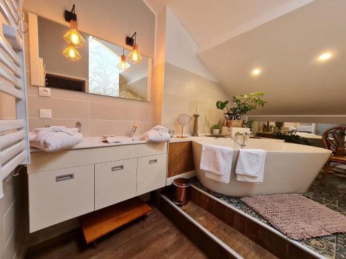 baño con bañera grande y lavamanos en Guestroom Bouxières-aux-Chênes, 1 pièce, 4 personnes - FR-1-584-194 