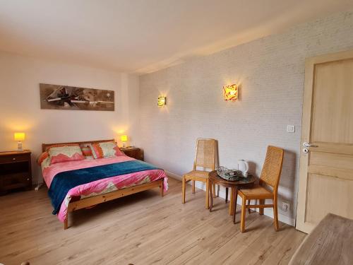 1 dormitorio con 1 cama, mesa y sillas en Guestroom Richecourt, 2 pièces, 4 personnes - FR-1-585-94, 