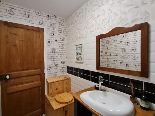 baño con lavabo y puerta de madera en Guestroom Richecourt, 2 pièces, 4 personnes - FR-1-585-94, 