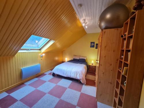 um quarto com uma cama e uma clarabóia em Guestroom Belleville, 2 pièces, 4 personnes - FR-1-584-196 em Belleville