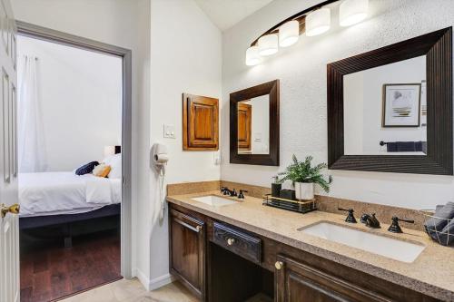 łazienka z umywalką oraz sypialnia z łóżkiem w obiekcie Amazing 4 Bedroom Home with Cinema Room Poker &Private Pool Great Location w mieście Mesquite