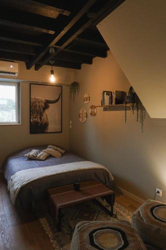 une chambre avec un lit et une table dedans dans l'établissement FHandCO, Loft and Music Studio, à Damas-aux-Bois