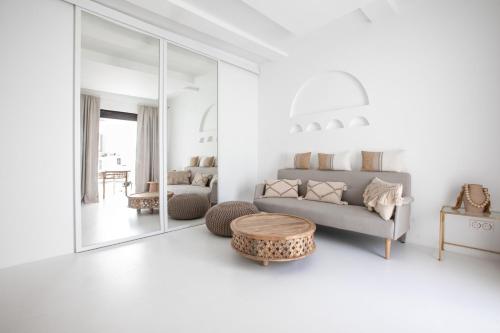 un salon avec un canapé et une table dans l'établissement CABANA DEL MAR, à Marseille