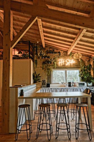 - une grande table dans une pièce avec tabourets dans l'établissement FHandCO, Loft and Music Studio, à Damas-aux-Bois