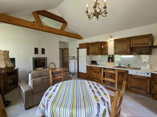 - une cuisine avec une table et un canapé dans une chambre dans l'établissement Ancienne chapelle aménagée en gîte indépendant avec terrasse et cheminée - FR-1-589-463, à Saulxures-sur-Moselotte