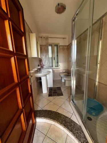 La salle de bains est pourvue d'une douche et d'un lavabo. dans l'établissement Mandras 2, à La Caletta