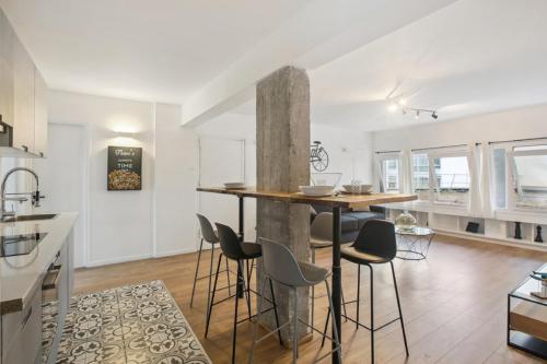 una cucina con tavolo e sedie in una stanza di 199 Suite Monopoly - Superb Apartment in Paris a Parigi