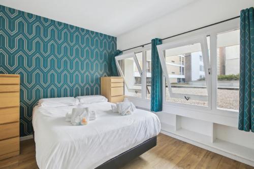 una camera con letto e finestra di 199 Suite Monopoly - Superb Apartment in Paris a Parigi