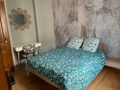 - une chambre avec un lit orné d'une fresque murale dans l'établissement Le Duplex de la Reine, à Chambéry