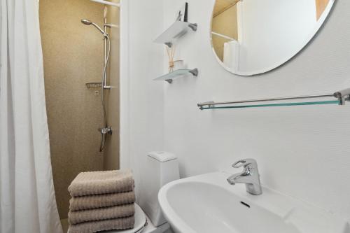 a bathroom with a sink and a mirror and a toilet at New Yorker 2 BR lejlighed tæt på Aalborg Centrum in Aalborg