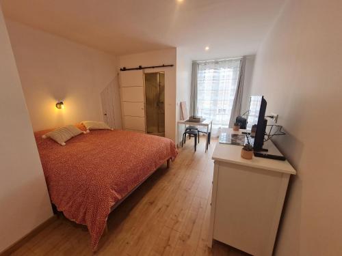 een slaapkamer met een bed en een bureau met een televisie bij Guestroom Létricourt, 2 pièces, 4 personnes - FR-1-584-197 in Létricourt