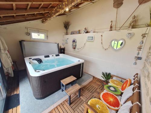 eine große Badewanne in einem Zimmer mit einem Tisch in der Unterkunft Guestroom Létricourt, 2 pièces, 4 personnes - FR-1-584-197 in Létricourt