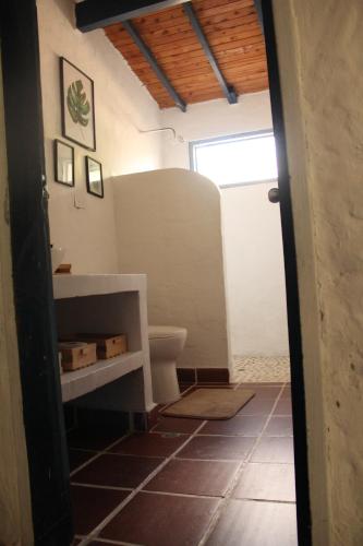 a bathroom with a toilet and a sink at Hermosa Finca La Rochela, Santa fe de Antioquia in Santa Fe de Antioquia