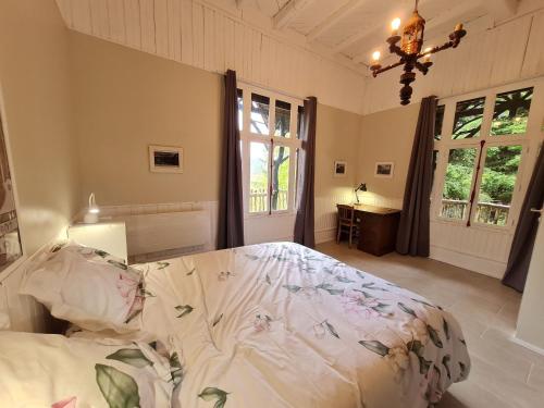 1 dormitorio con 1 cama, escritorio y ventanas en Gîte Val-et-Châtillon, 3 pièces, 5 personnes - FR-1-584-199, en Val-et-Châtillon