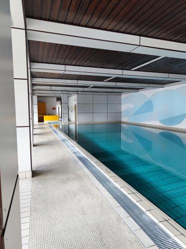 a swimming pool in a building with a swimming pool at Ferienwohnung - Apartment Pichlarn Holiday in Aigen im Ennstal