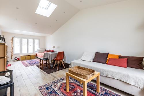 un salon avec un canapé et une table dans l'établissement La Maison du Parc plein centre et plage à 200 m, à Andernos-les-Bains